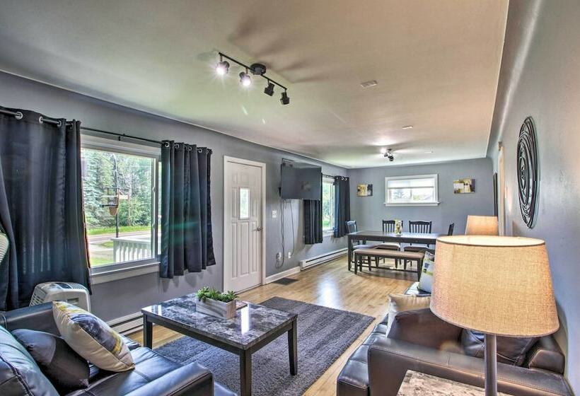 Cozy Getaway: 5 Miles To Duluth & Lake Superior!