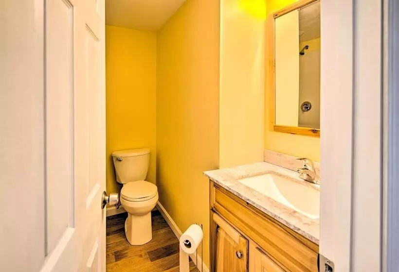 Cozy White Mtn Hideaway ~ 4 Mi To Hiking & Skiing!