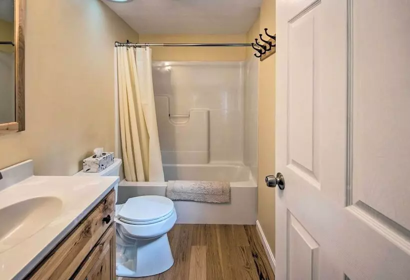 Cozy White Mtn Hideaway ~ 4 Mi To Hiking & Skiing!