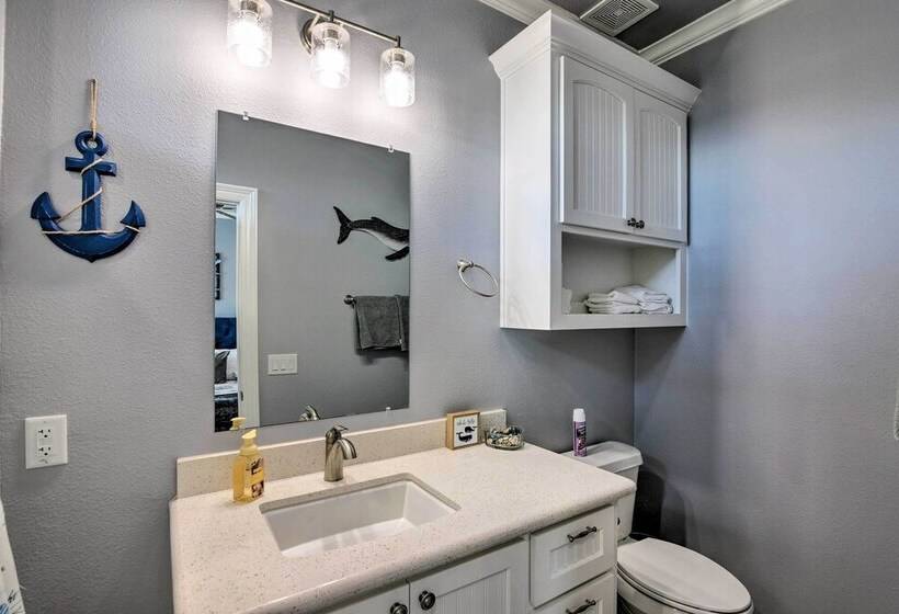 Walk To Shore: Crystal Beach Home W/ Deck + Grill!