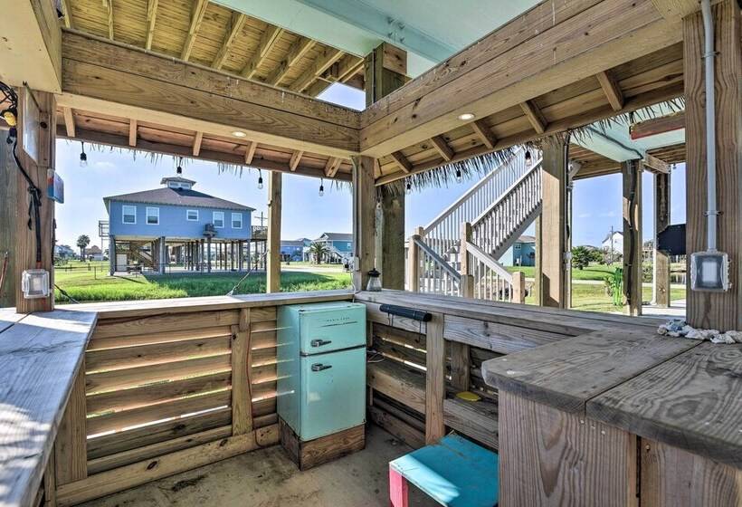 Walk To Shore: Crystal Beach Home W/ Deck + Grill!