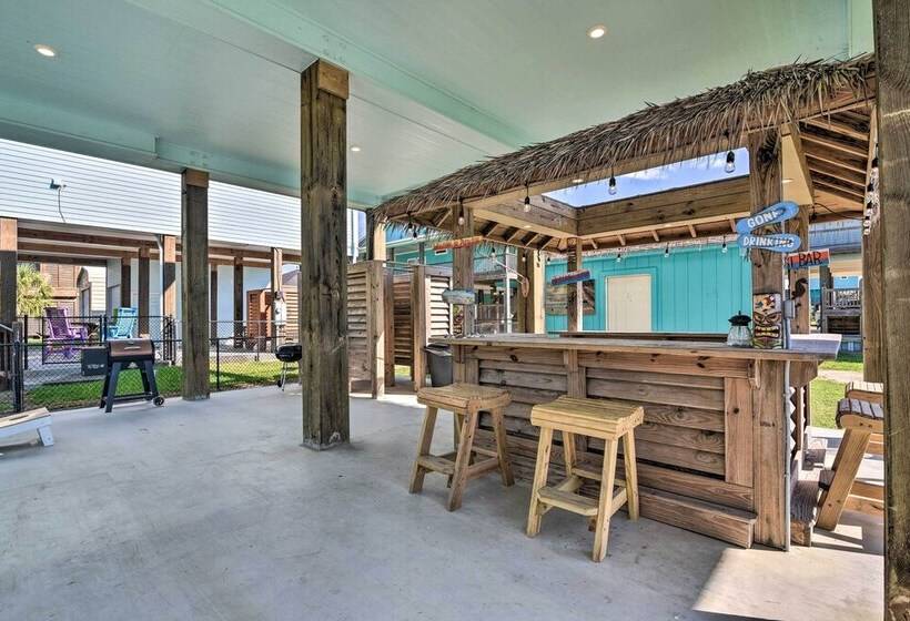 Walk To Shore: Crystal Beach Home W/ Deck + Grill!