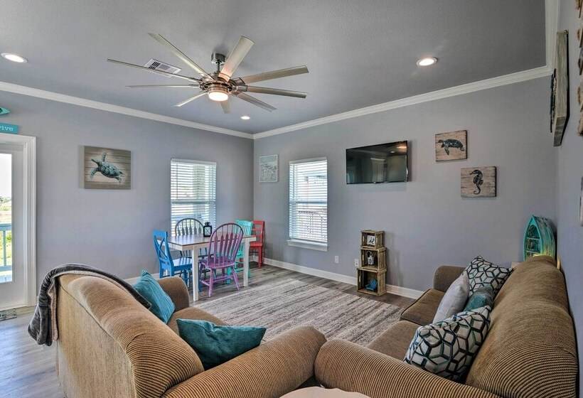 Walk To Shore: Crystal Beach Home W/ Deck + Grill!