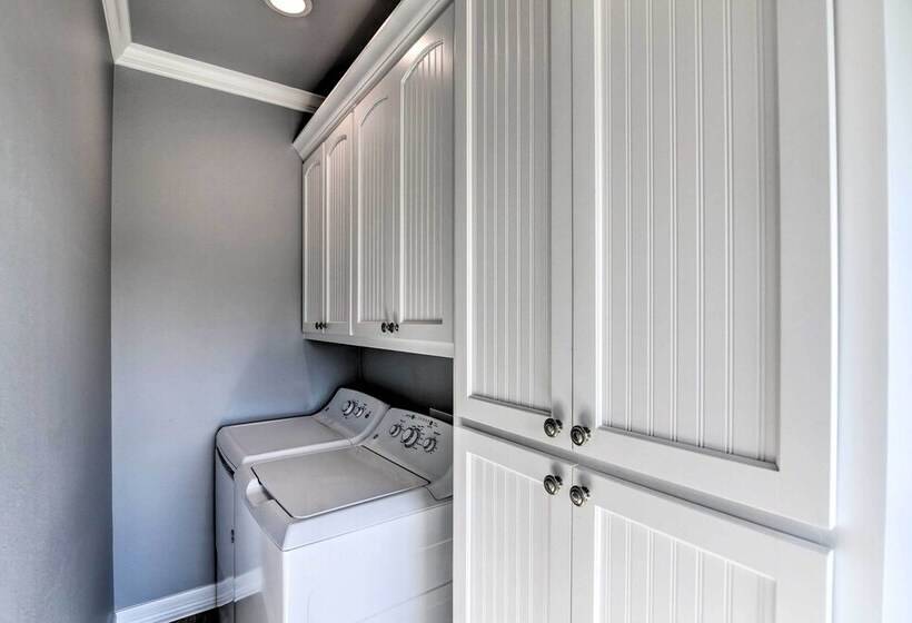 Walk To Shore: Crystal Beach Home W/ Deck + Grill!