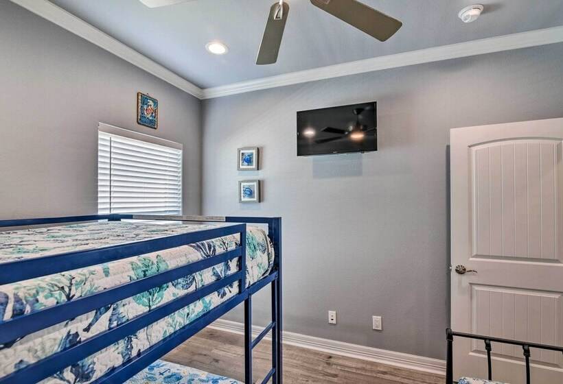 Walk To Shore: Crystal Beach Home W/ Deck + Grill!