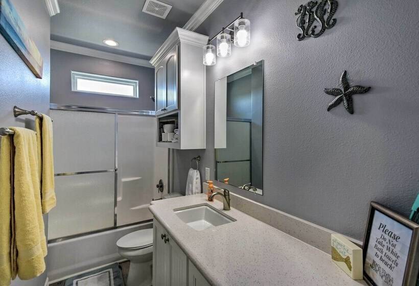 Walk To Shore: Crystal Beach Home W/ Deck + Grill!