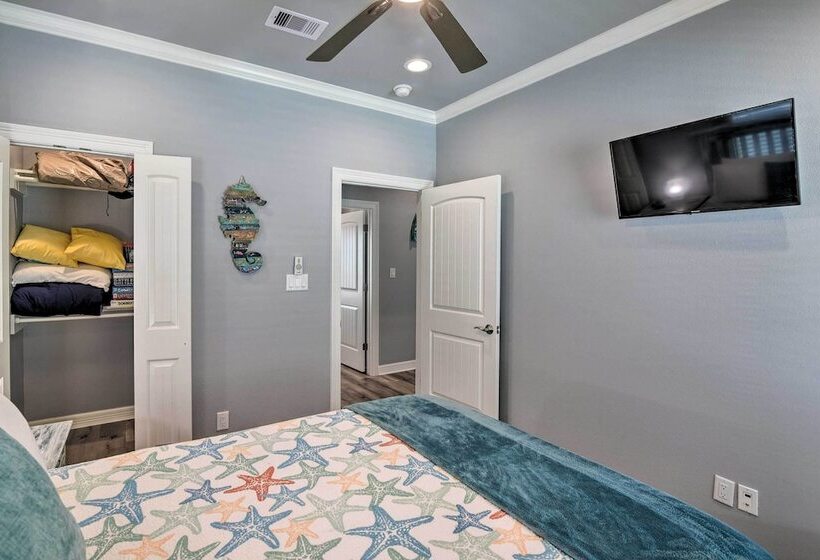 Walk To Shore: Crystal Beach Home W/ Deck + Grill!