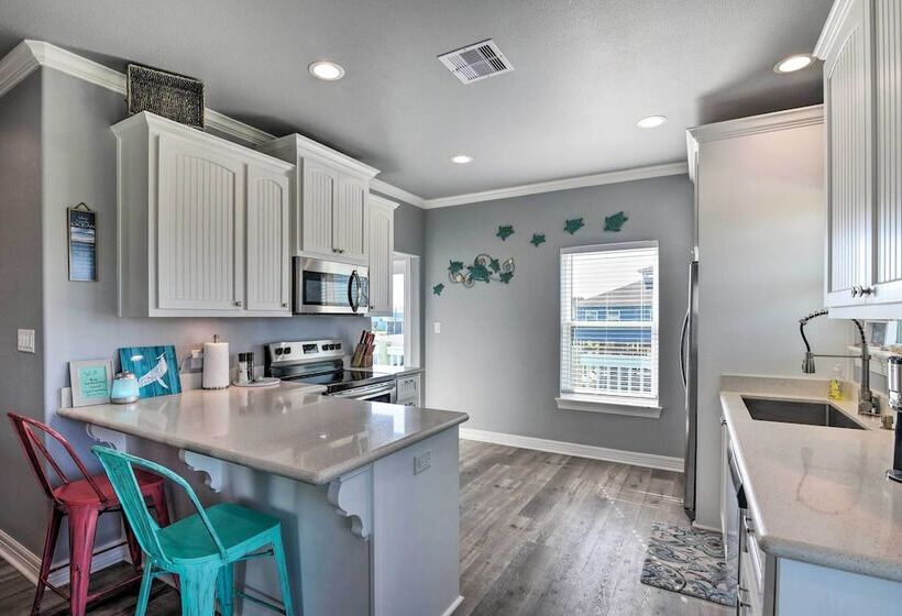 Walk To Shore: Crystal Beach Home W/ Deck + Grill!