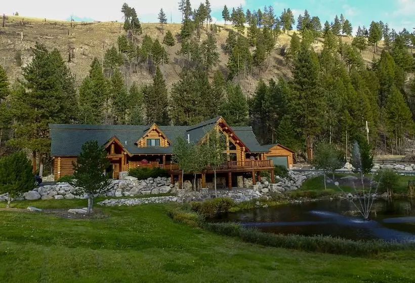 Custom Bitterroot Valley Cabin W/ Hot Tub & Views!