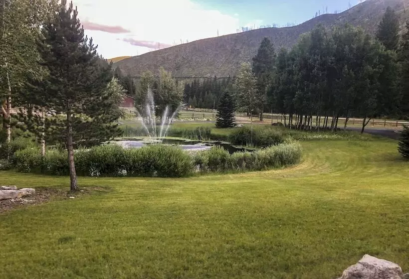 Custom Bitterroot Valley Cabin W/ Hot Tub & Views!