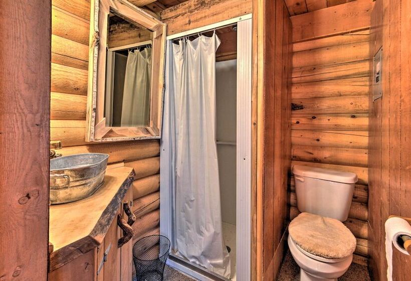 Custom Bitterroot Valley Cabin W/ Hot Tub & Views!