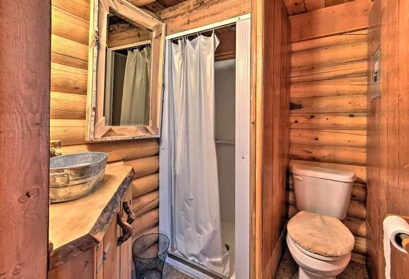 Custom Bitterroot Valley Cabin W/ Hot Tub & Views!