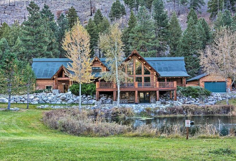 Custom Bitterroot Valley Cabin W/ Hot Tub & Views!