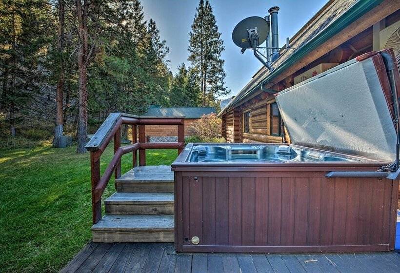Custom Bitterroot Valley Cabin W/ Hot Tub & Views!