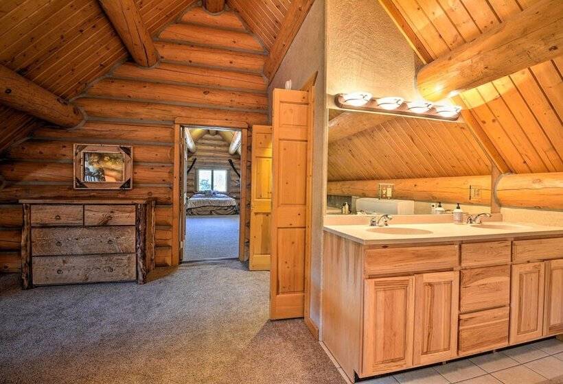 Custom Bitterroot Valley Cabin W/ Hot Tub & Views!