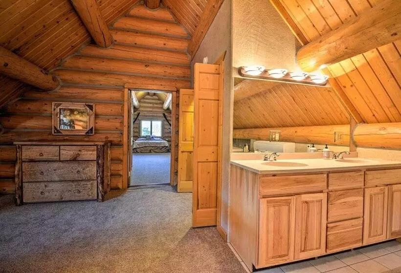 Custom Bitterroot Valley Cabin W/ Hot Tub & Views!