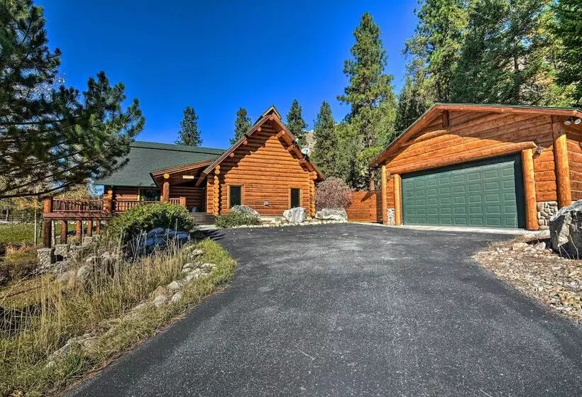 Custom Bitterroot Valley Cabin W/ Hot Tub & Views!