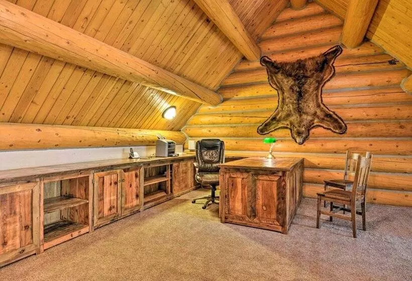 Custom Bitterroot Valley Cabin W/ Hot Tub & Views!