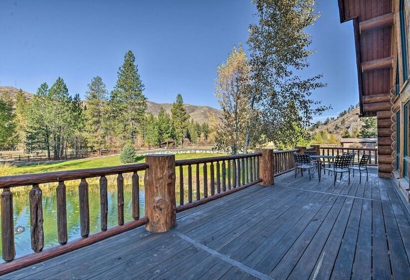 Custom Bitterroot Valley Cabin W/ Hot Tub & Views!
