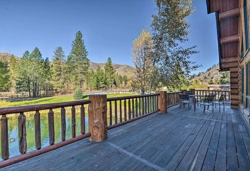 Custom Bitterroot Valley Cabin W/ Hot Tub & Views!