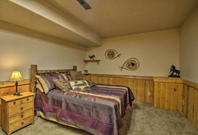 Custom Bitterroot Valley Cabin W/ Hot Tub & Views!