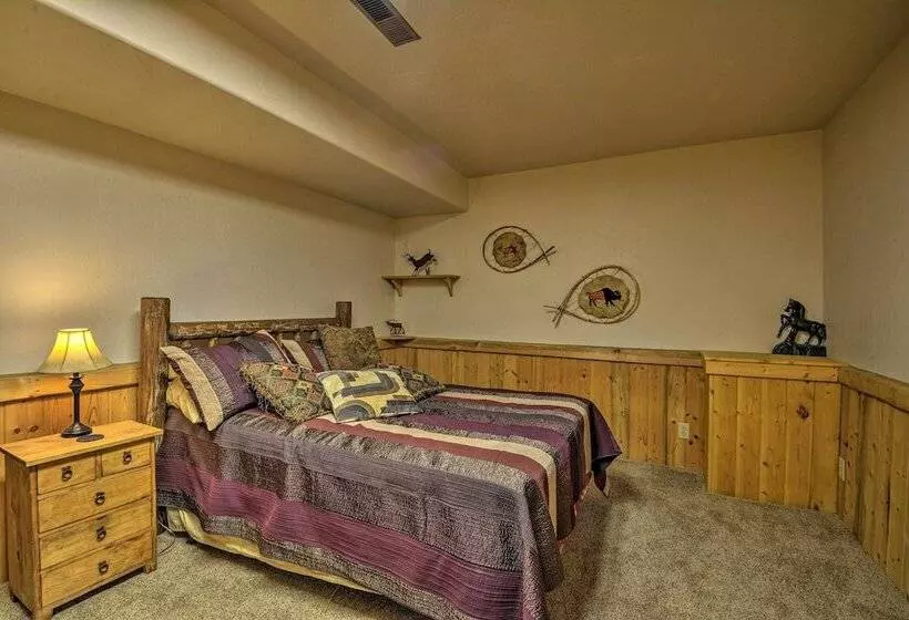 Custom Bitterroot Valley Cabin W/ Hot Tub & Views!