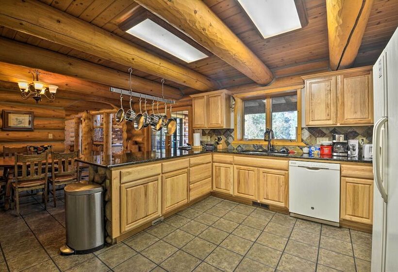 Custom Bitterroot Valley Cabin W/ Hot Tub & Views!