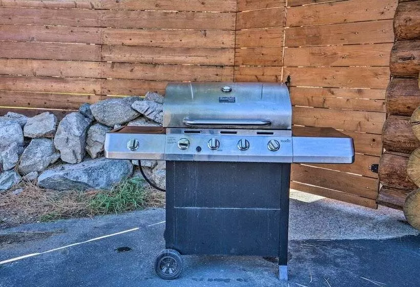 Custom Bitterroot Valley Cabin W/ Hot Tub & Views!