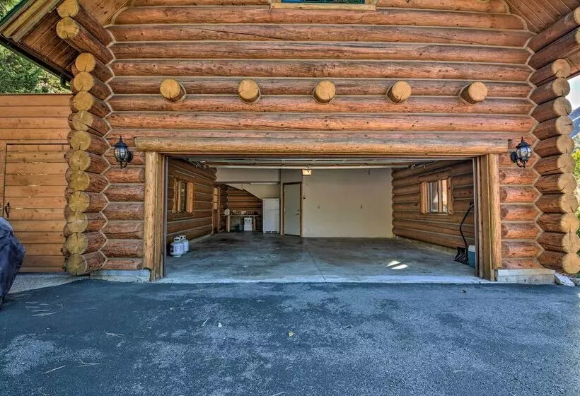 Custom Bitterroot Valley Cabin W/ Hot Tub & Views!