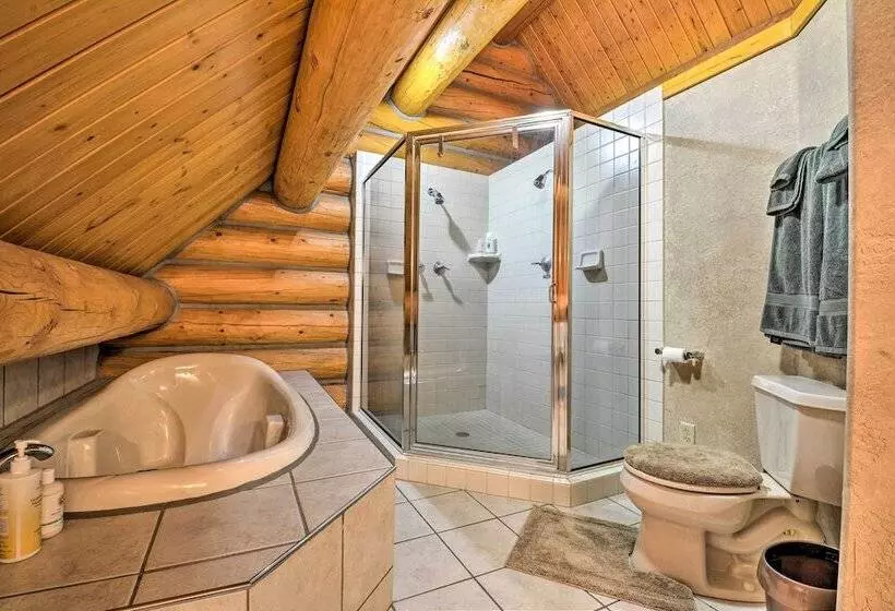 Custom Bitterroot Valley Cabin W/ Hot Tub & Views!