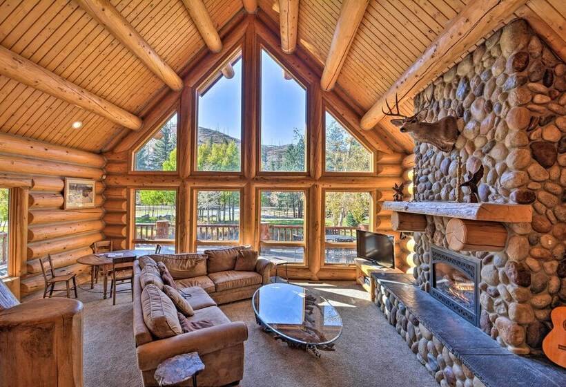 Custom Bitterroot Valley Cabin W/ Hot Tub & Views!