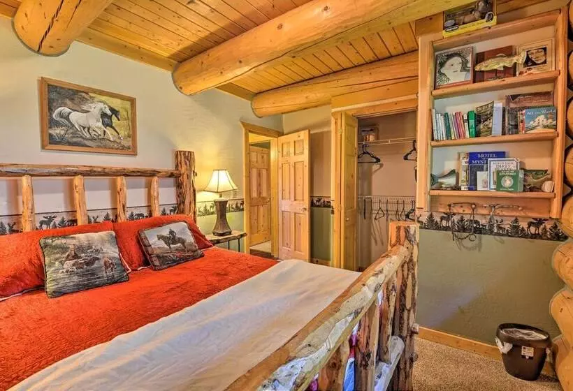 Custom Bitterroot Valley Cabin W/ Hot Tub & Views!