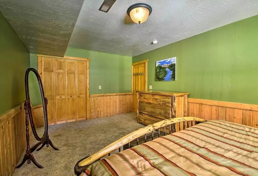 Custom Bitterroot Valley Cabin W/ Hot Tub & Views!