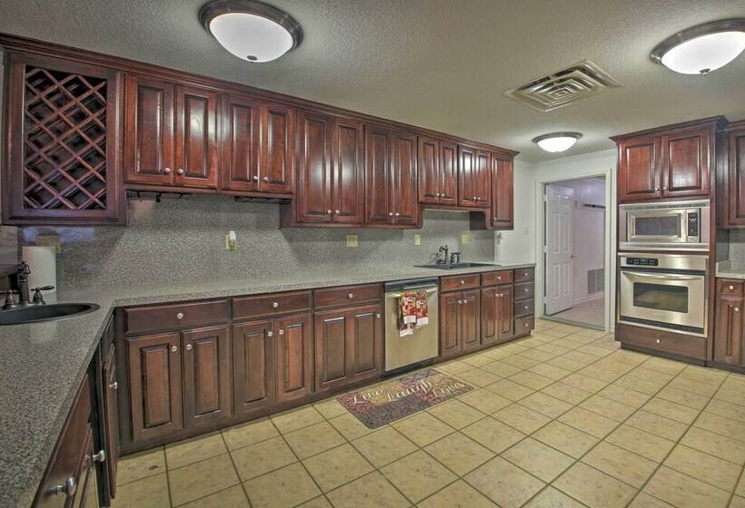 Expansive Hot Springs Retreat W/ Pool Near Casino!