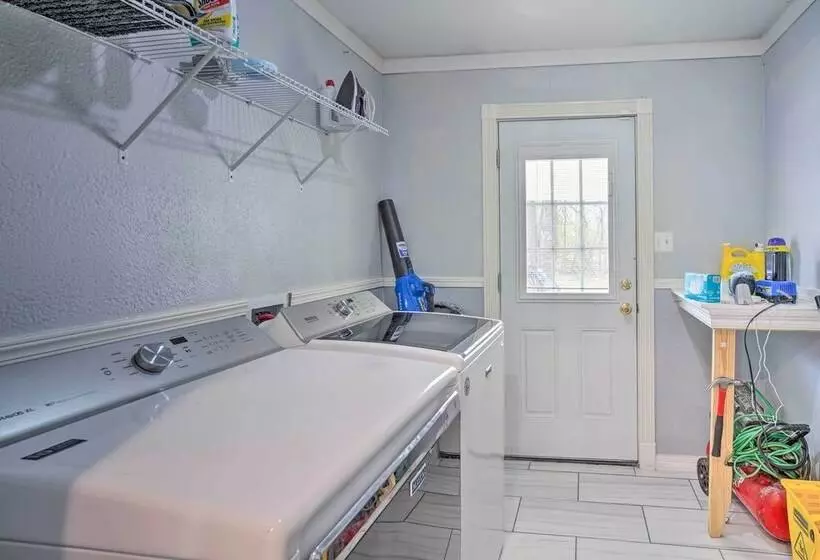 Family Friendly Baton Rouge Abode W/ Patio!