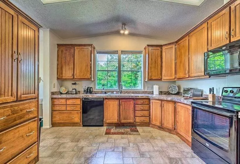 Family Friendly Home W/ Deck By Rainbow Springs!