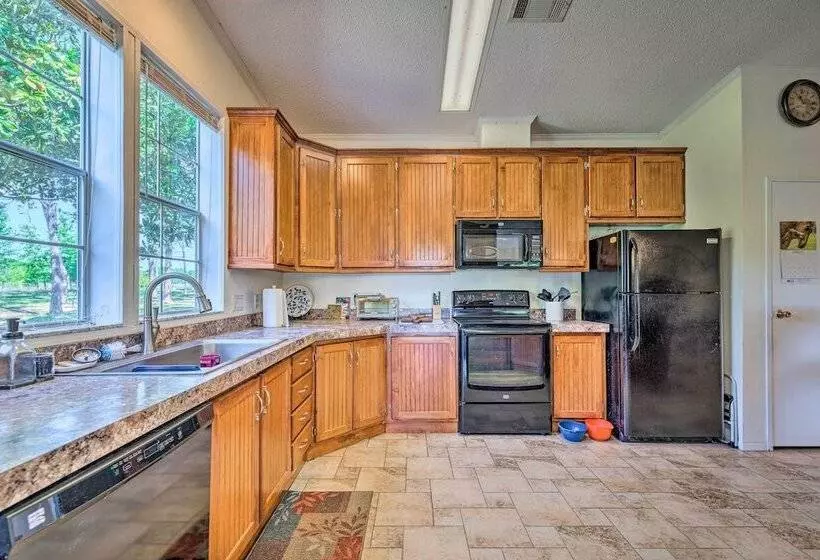 Family Friendly Home W/ Deck By Rainbow Springs!