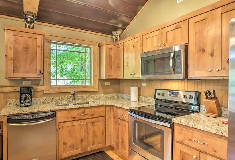Guntersville Lake Cabin W/ 3 Fishing Ponds!