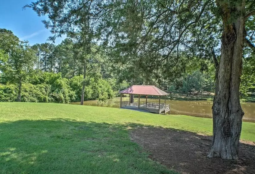 Guntersville Lake Cabin W/ 3 Fishing Ponds!