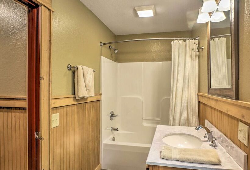 Guntersville Lake Cabin W/ 3 Fishing Ponds!