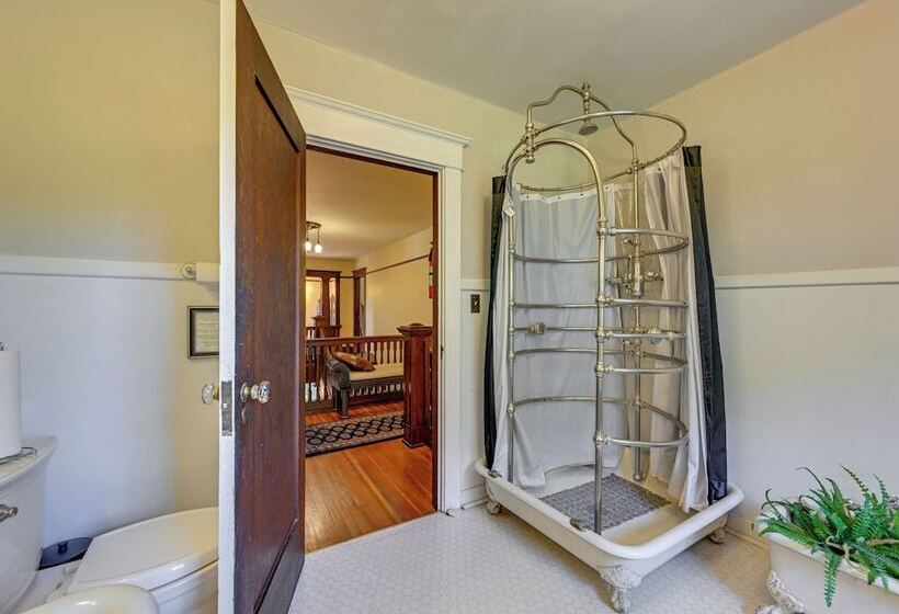 Historic Auburn House On 37 Acres W/private Lake!