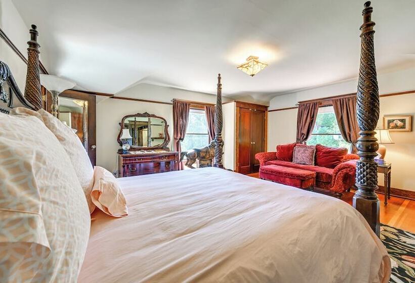 Historic Auburn House On 37 Acres W/private Lake!