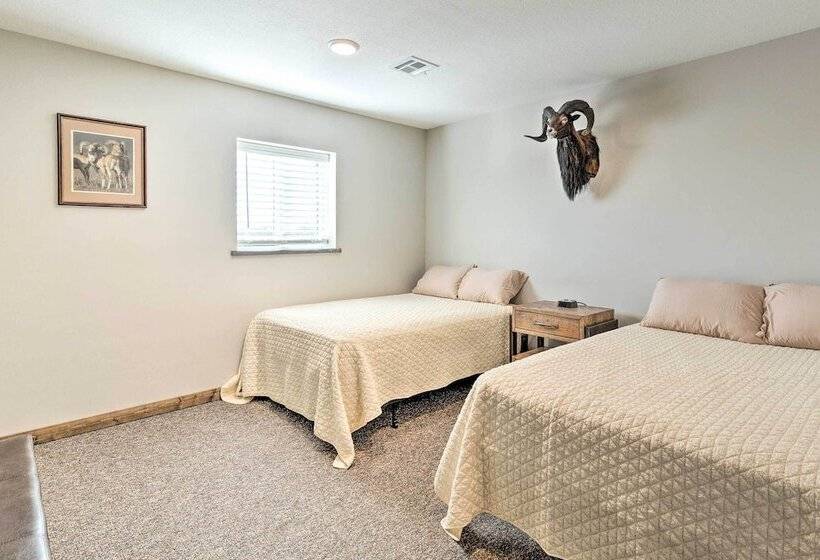 Kansas Hunting Lodge: Pets & Large Groups Welcome!