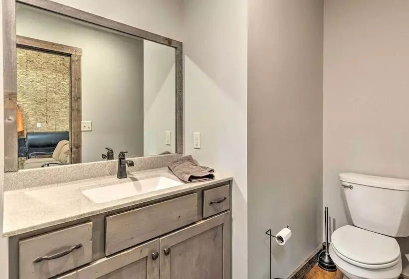 Kansas Hunting Lodge: Pets & Large Groups Welcome!