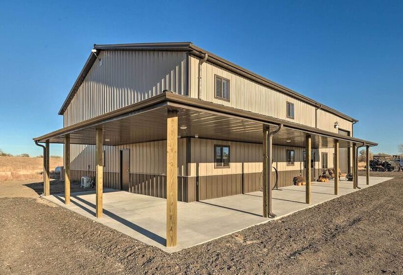 Kansas Hunting Lodge: Pets & Large Groups Welcome!