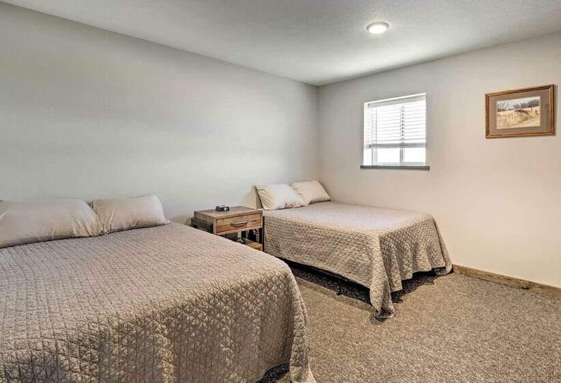 Kansas Hunting Lodge: Pets & Large Groups Welcome!