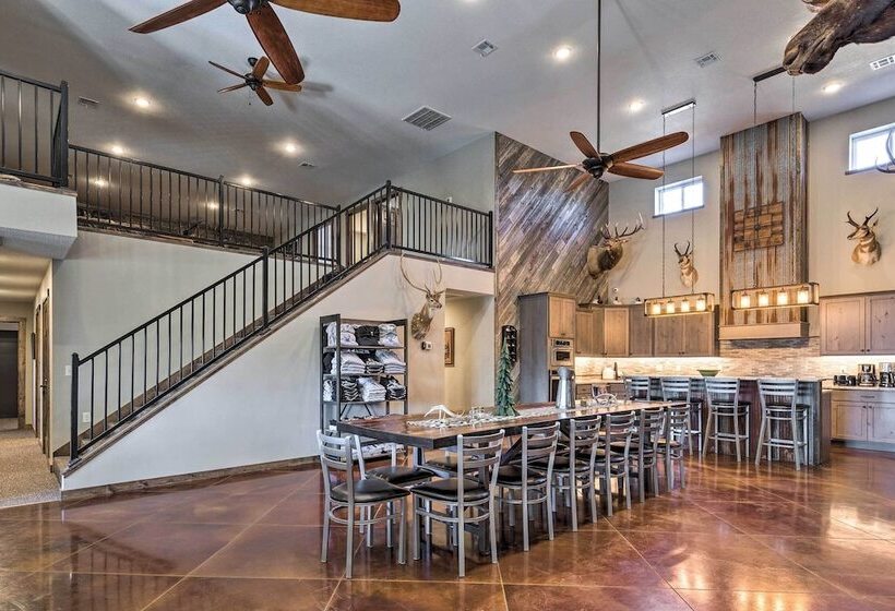 Kansas Hunting Lodge: Pets & Large Groups Welcome!