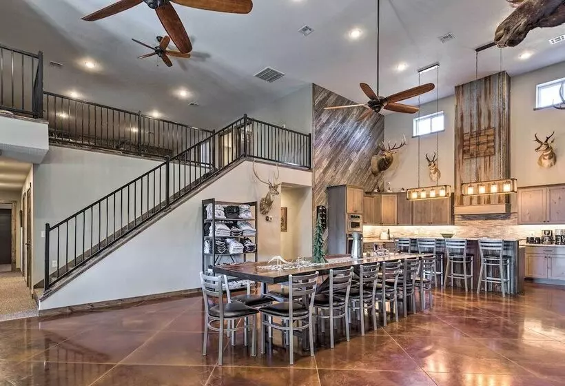 Kansas Hunting Lodge: Pets & Large Groups Welcome!