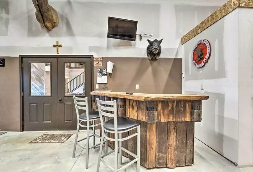 Kansas Hunting Lodge: Pets & Large Groups Welcome!