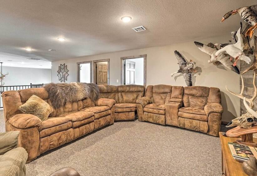 Kansas Hunting Lodge: Pets & Large Groups Welcome!